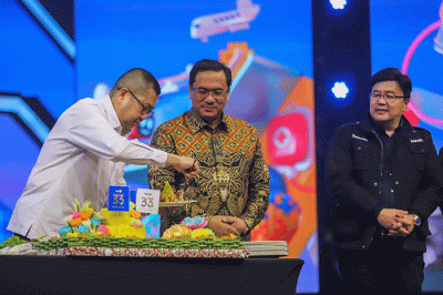 Executive Chairman MNC Group Hary Tanoesoedibjo melakukan pemotongan tumpeng saat acara MNC Group Anniversary Celebration 33 di Studio RCTI+.