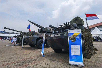 Pengunjung saat melihat Pameran industri pertahanan 2022 yang diikuti 905 perusahaan dari 59 negara yang mengambil tema 