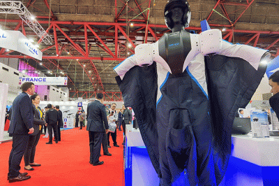 Pengunjung saat melihat Pameran industri pertahanan 2022 yang diikuti 905 perusahaan dari 59 negara yang mengambil tema 