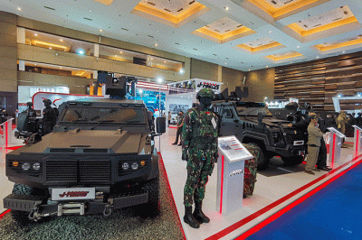 Pengunjung saat melihat Pameran industri pertahanan 2022 yang diikuti 905 perusahaan dari 59 negara yang mengambil tema 