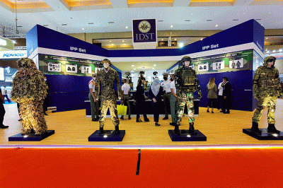 Pengunjung saat melihat Pameran industri pertahanan 2022 yang diikuti 905 perusahaan dari 59 negara yang mengambil tema 