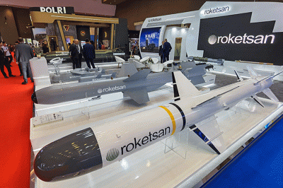 Pengunjung saat melihat Pameran industri pertahanan 2022 yang diikuti 905 perusahaan dari 59 negara yang mengambil tema 