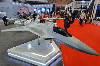 Pengunjung saat melihat Pameran industri pertahanan 2022 yang diikuti 905 perusahaan dari 59 negara yang mengambil tema 