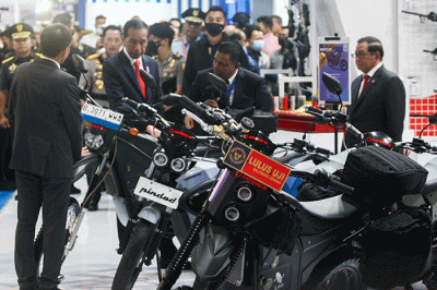 Presiden Joko Widodo (Jokowi) didampingi Menteri Pertahanan (Menhan) Prabowo Subianto saat meninjau Indo Defence 2022 Expo dan Forum.
