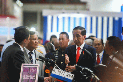 Presiden Joko Widodo (Jokowi) didampingi Menteri Pertahanan (Menhan) Prabowo Subianto saat meninjau Indo Defence 2022 Expo dan Forum.