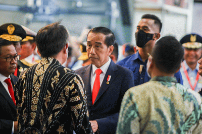 Presiden Joko Widodo (Jokowi) didampingi Menteri Pertahanan (Menhan) Prabowo Subianto saat meninjau Indo Defence 2022 Expo dan Forum.