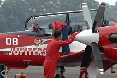 Aksi akrobatik The Jupiters meriahkan kegiatan Aerospace di Terminal Selatan Halim Perdana Kusumah, Jakarta Timur, Kamis (3/11/2022).