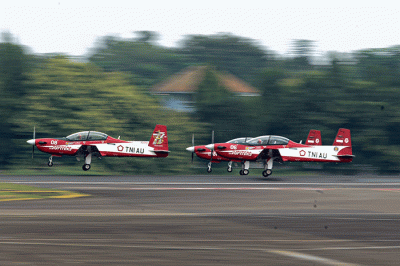 Aksi akrobatik The Jupiters meriahkan kegiatan Aerospace di Terminal Selatan Halim Perdana Kusumah, Jakarta Timur, Kamis (3/11/2022).