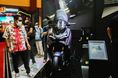 Pengunjung saat melihat sepeda motor listrik yang dipamerkan dalam acara Indonesia Motorcycle Show (IMOS) 2022 di Jakarta Convention Center (JCC).