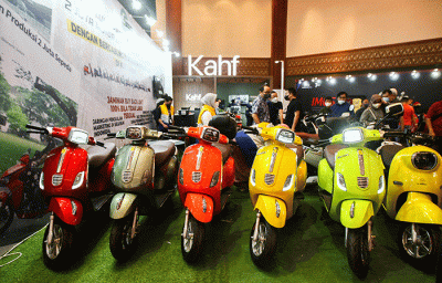 Pengunjung saat melihat sepeda motor listrik yang dipamerkan dalam acara Indonesia Motorcycle Show (IMOS) 2022 di Jakarta Convention Center (JCC).