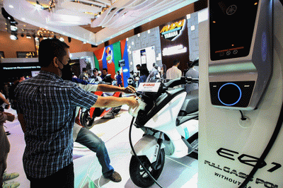 Pengunjung saat melihat sepeda motor listrik yang dipamerkan dalam acara Indonesia Motorcycle Show (IMOS) 2022 di Jakarta Convention Center (JCC).