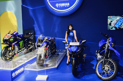 Pengunjung saat melihat sepeda motor listrik yang dipamerkan dalam acara Indonesia Motorcycle Show (IMOS) 2022 di Jakarta Convention Center (JCC).