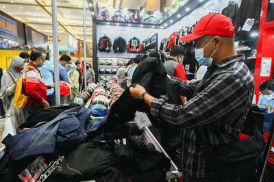 Pengunjung saat melihat koleksi perlengkapan dan aksesoris sepeda motor di Indonesia Motorcycle Show (IMOS) 2022 Jakarta Convention Center (JCC).
