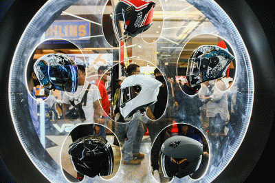 Pengunjung saat melihat koleksi perlengkapan dan aksesoris sepeda motor di Indonesia Motorcycle Show (IMOS) 2022 Jakarta Convention Center (JCC).