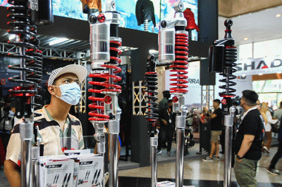 Pengunjung saat melihat koleksi perlengkapan dan aksesoris sepeda motor di Indonesia Motorcycle Show (IMOS) 2022 Jakarta Convention Center (JCC).