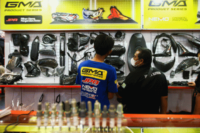 Pengunjung saat melihat koleksi perlengkapan dan aksesoris sepeda motor di Indonesia Motorcycle Show (IMOS) 2022 Jakarta Convention Center (JCC).