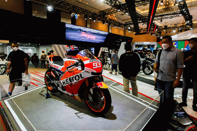 Pengunjung memfoto replika motor pembalap Moto Gp Marq Marquez di Indonesia Motorcycle Show (IMOS) 2022 Jakarta Convention Center (JCC), Senayan.