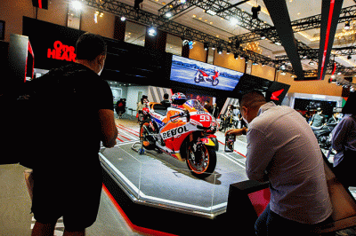 Pengunjung memfoto replika motor pembalap Moto Gp Marq Marquez di Indonesia Motorcycle Show (IMOS) 2022 Jakarta Convention Center (JCC), Senayan.