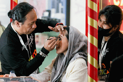 Pengunjung saat melihat produk kecantikan Cosmobeaute Indonesia 2022 menghadirkan lebih dari 600 brand dan 200 perusahaan.