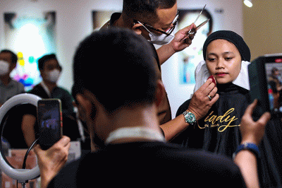 Pengunjung saat melihat produk kecantikan Cosmobeaute Indonesia 2022 menghadirkan lebih dari 600 brand dan 200 perusahaan.