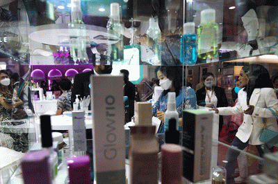 Pengunjung saat melihat produk kecantikan Cosmobeaute Indonesia 2022 menghadirkan lebih dari 600 brand dan 200 perusahaan.