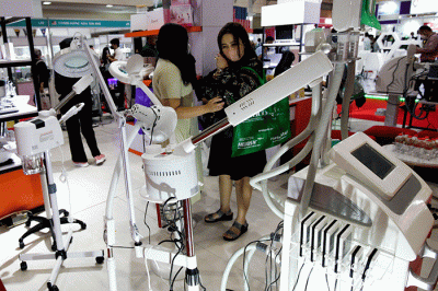 Pengunjung saat melihat produk kecantikan Cosmobeaute Indonesia 2022 menghadirkan lebih dari 600 brand dan 200 perusahaan.