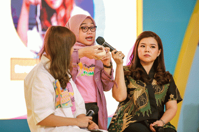 Kegiatan talkshow tersebut berlangsung interaktif dan sesekali diselingi aktivitas seperti olahraga ringan.
