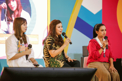 Kegiatan talkshow tersebut berlangsung interaktif dan sesekali diselingi aktivitas seperti olahraga ringan.