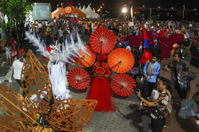 Peserta Rapat Kerja Nasional (Rakernas) IX Jaringan Kota Pusaka Indonesia (JKPI) mengikuti karnaval budaya di Pelataran Benteng Kuto Besak Palembang.