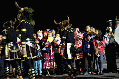 Peserta Rapat Kerja Nasional (Rakernas) IX Jaringan Kota Pusaka Indonesia (JKPI) mengikuti karnaval budaya di Pelataran Benteng Kuto Besak Palembang.