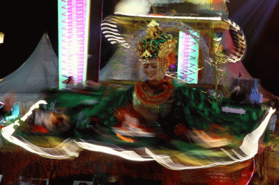 Peserta Rapat Kerja Nasional (Rakernas) IX Jaringan Kota Pusaka Indonesia (JKPI) mengikuti karnaval budaya di Pelataran Benteng Kuto Besak Palembang.