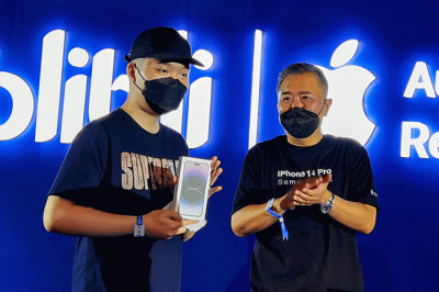 CEO Blibli Kusumo Martanto (kanan) menyerahkan seri iPhone 14 Pro ke pelanggan pertama saat Midnight Lounge di Jakarta, Jumat (4/11/2022).