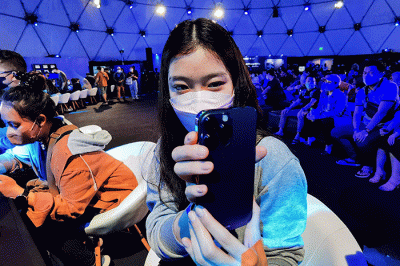 CEO Blibli Kusumo Martanto (kanan) menyerahkan seri iPhone 14 Pro ke pelanggan pertama saat Midnight Lounge di Jakarta, Jumat (4/11/2022).