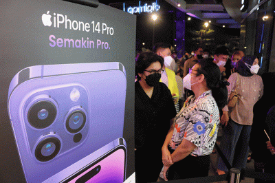 Ratusan orang antre untuk membeli iPhone 14 Pro terbaru di Digimap Pondok Indah Mal 3, Jakarta Selatan, Jumat (4/11/2022).