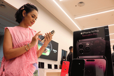 Ratusan orang antre untuk membeli iPhone 14 Pro terbaru di Digimap Pondok Indah Mal 3, Jakarta Selatan, Jumat (4/11/2022).