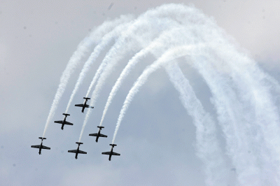 Sejumlah pesawat Jupiter Aerobatic Team (JAT) melakukan aksi akrobatik saat berlangsungnya Indo Aerospace 2022 di Terminal Selatan, Halim Perdanakusuma.
