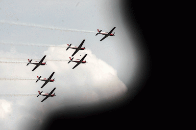 Sejumlah pesawat Jupiter Aerobatic Team (JAT) melakukan aksi akrobatik saat berlangsungnya Indo Aerospace 2022 di Terminal Selatan, Halim Perdanakusuma.
