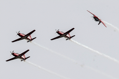 Sejumlah pesawat Jupiter Aerobatic Team (JAT) melakukan aksi akrobatik saat berlangsungnya Indo Aerospace 2022 di Terminal Selatan, Halim Perdanakusuma.