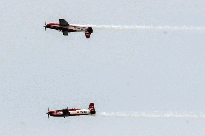 Sejumlah pesawat Jupiter Aerobatic Team (JAT) melakukan aksi akrobatik saat berlangsungnya Indo Aerospace 2022 di Terminal Selatan, Halim Perdanakusuma.