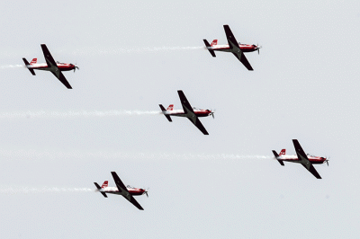 Sejumlah pesawat Jupiter Aerobatic Team (JAT) melakukan aksi akrobatik saat berlangsungnya Indo Aerospace 2022 di Terminal Selatan, Halim Perdanakusuma.