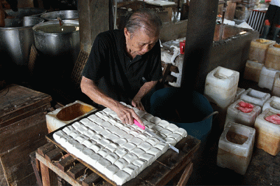 Pekerja menyelesaikan pembuatan tahu di pabrik rumahan kawasan Duren Tiga, Jakarta, Jumat (4/11/2022).