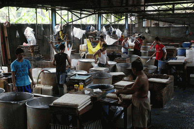 Pekerja menyelesaikan pembuatan tahu di pabrik rumahan kawasan Duren Tiga, Jakarta, Jumat (4/11/2022).