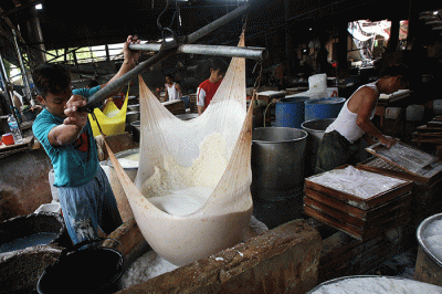 Pekerja menyelesaikan pembuatan tahu di pabrik rumahan kawasan Duren Tiga, Jakarta, Jumat (4/11/2022).