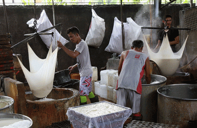 Pekerja menyelesaikan pembuatan tahu di pabrik rumahan kawasan Duren Tiga, Jakarta, Jumat (4/11/2022).