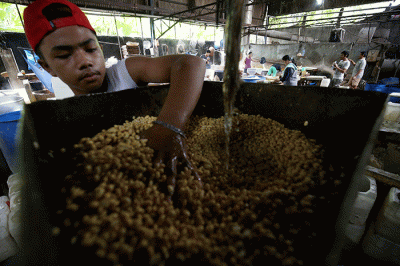 Pekerja menyelesaikan pembuatan tahu di pabrik rumahan kawasan Duren Tiga, Jakarta, Jumat (4/11/2022).