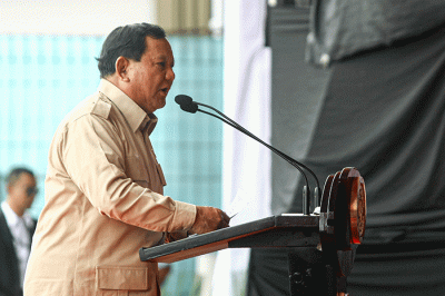 Menteri Pertahanan Prabowo Subianto (tengah) didampingi Kepala Staf Angkatan Udara Marsekal TNI Fadjar Prasetyo (kanan) saat melihat pesawat tempur Rafale.