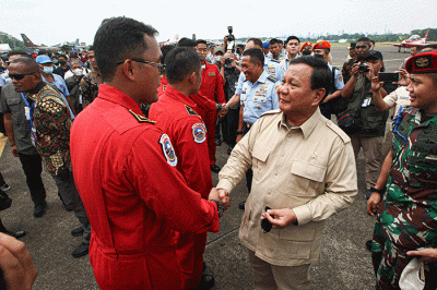Menteri Pertahanan Prabowo Subianto (tengah) didampingi Kepala Staf Angkatan Udara Marsekal TNI Fadjar Prasetyo (kanan) saat melihat pesawat tempur Rafale.
