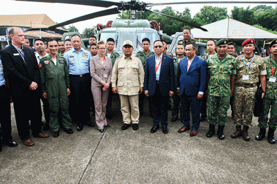 Menteri Pertahanan Prabowo Subianto (tengah) didampingi Kepala Staf Angkatan Udara Marsekal TNI Fadjar Prasetyo (kanan) saat melihat pesawat tempur Rafale.