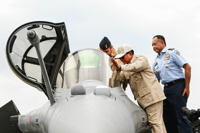 Menteri Pertahanan Prabowo Subianto (tengah) didampingi Kepala Staf Angkatan Udara Marsekal TNI Fadjar Prasetyo (kanan) saat melihat pesawat tempur Rafale.