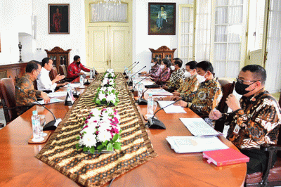 Presiden Joko Widodo didampingi Menteri Sekretaris Negara Pratikno menerima Dewan Gelar, Tanda Jasa, dan Tanda Kehormatan, di Istana Kepresidenan Bogor.